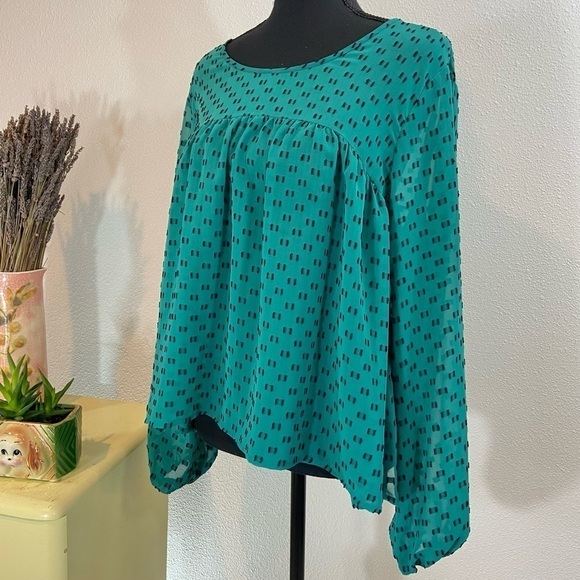 Long sleeve textured blouse - Picture 2 of 8